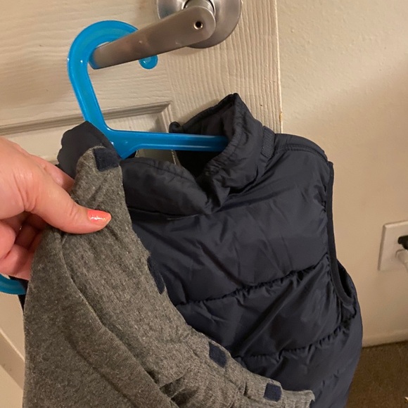 H&M Puffer Vest with a detachable hood - Picture 5 of 6